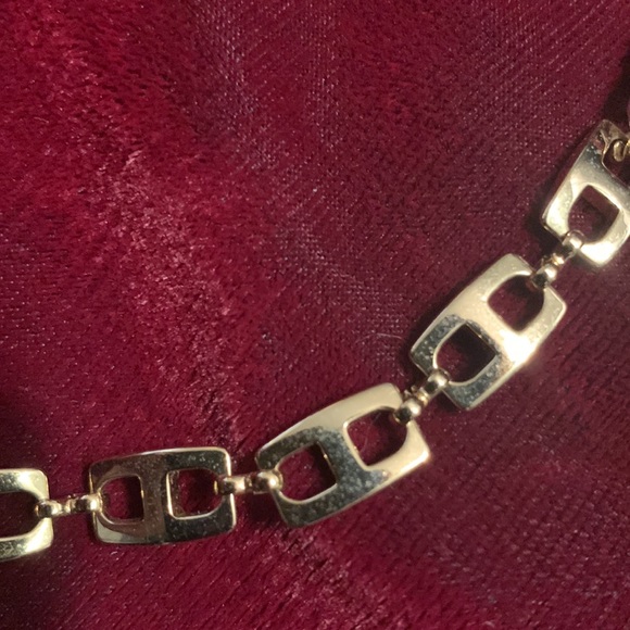 Beautiful classic gold toned Gucci like link 16” necklace. - Picture 2 of 3